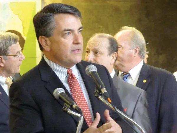 Late Arrival: Port Authority finally running 2005 voter-registration bus ad