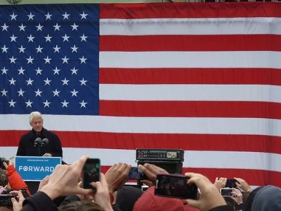 Clinton stumps for Obama in Market Square