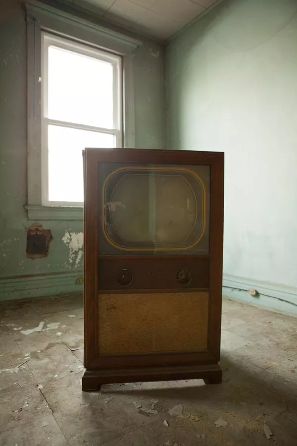food_twisted_thistle_old_tv_in_hotel_8438.webp
