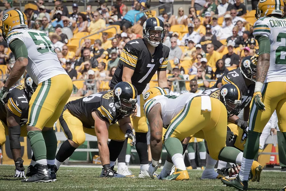 ben-roethlisberger-calls-a-play.webp