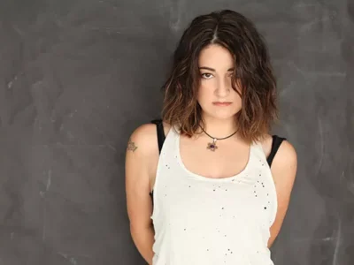 After a long hiatus, and high-profile coming-out, Christian-music veteran Jennifer Knapp moves forward