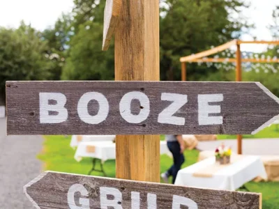 How to plan a successful wedding bar