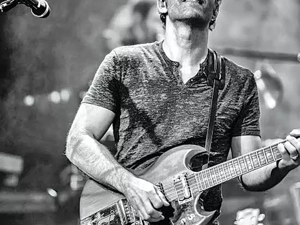 Dweezil Zappa wants his siblings to shut up so he can play guitar