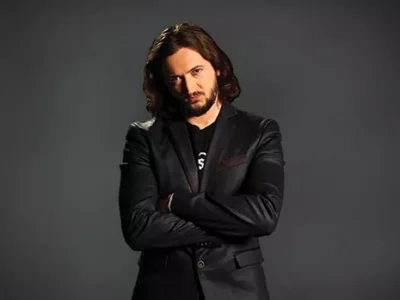 Political comic Lee Camp returns