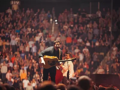 Mumford and Sons lights up PPG Paints Arena