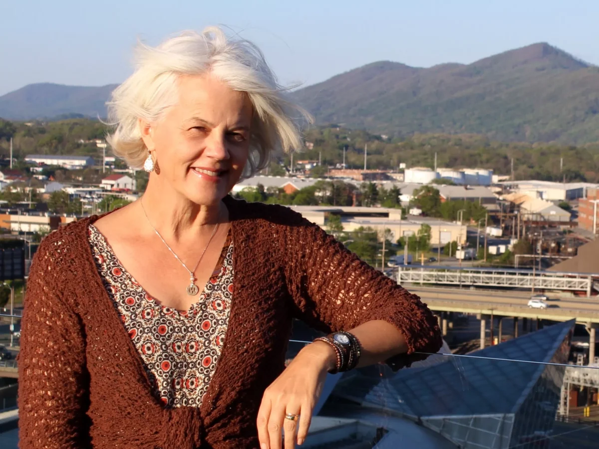 Beth Macy brings her incisive reporting to the opioid crisis with the harrowing and surprising Dopesick