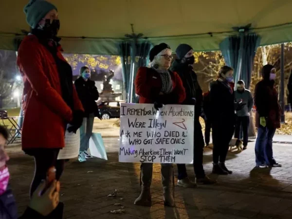 Republican-penned amendment declaring no constitutional right to abortion advances to full Senate