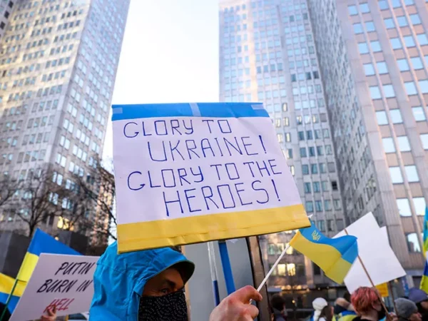 Hundreds rally in Downtown Pittsburgh to support Ukraine