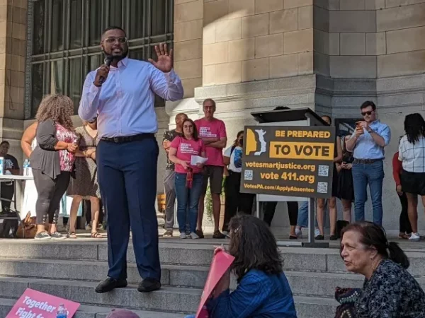 Davis campaigns in Allegheny County touting education, economy, and safety