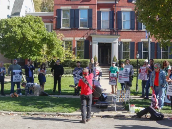Strikers demonstrate outside Post-Gazette publisher’s Shadyside home