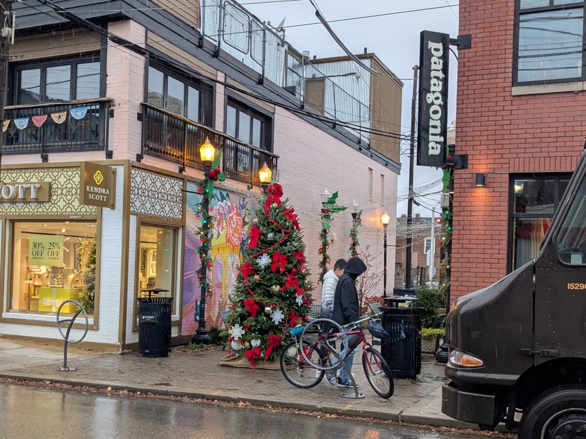 Walnut Street’s Christmas #Treegate is vexing a Shadyside Facebook group